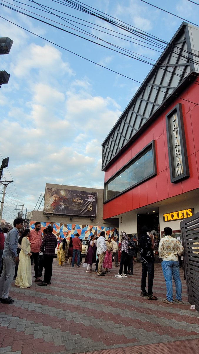 BezawadaPspkFC's tweet image. Families at Bezawada Jayaram Theater for First Show 🥰🤩

#BlockBusterHHVM 
#HariHaraVeeraMallu
