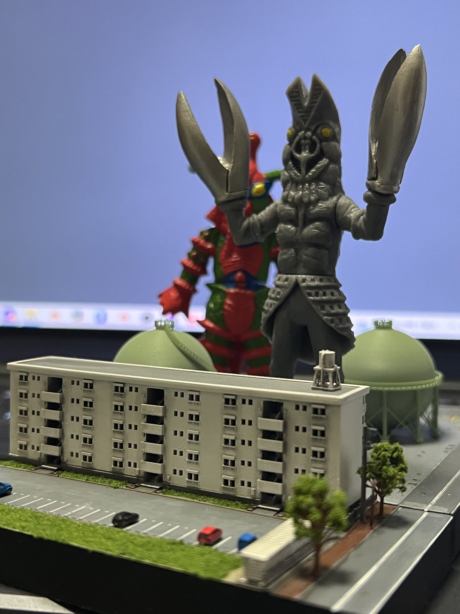 ngshimada's tweet image. やっぱ団地とガスタンクだよな