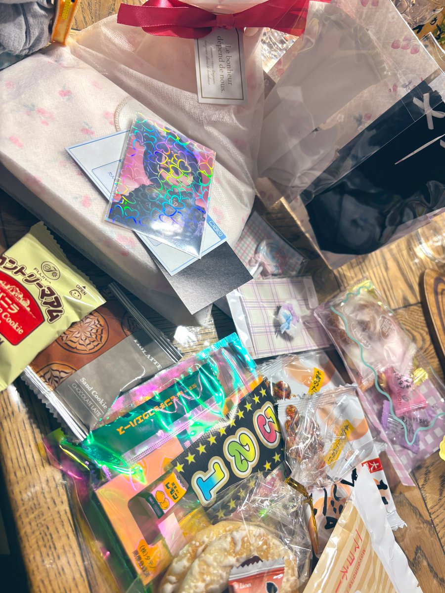 a_t_k_0912's tweet image. 戦利品と貰った差し入れ！
ありがとうございましたദ്ദി＞ᴗ＜)🎀✧

ぷちどるちぇ黒靴下リピート🧦♡