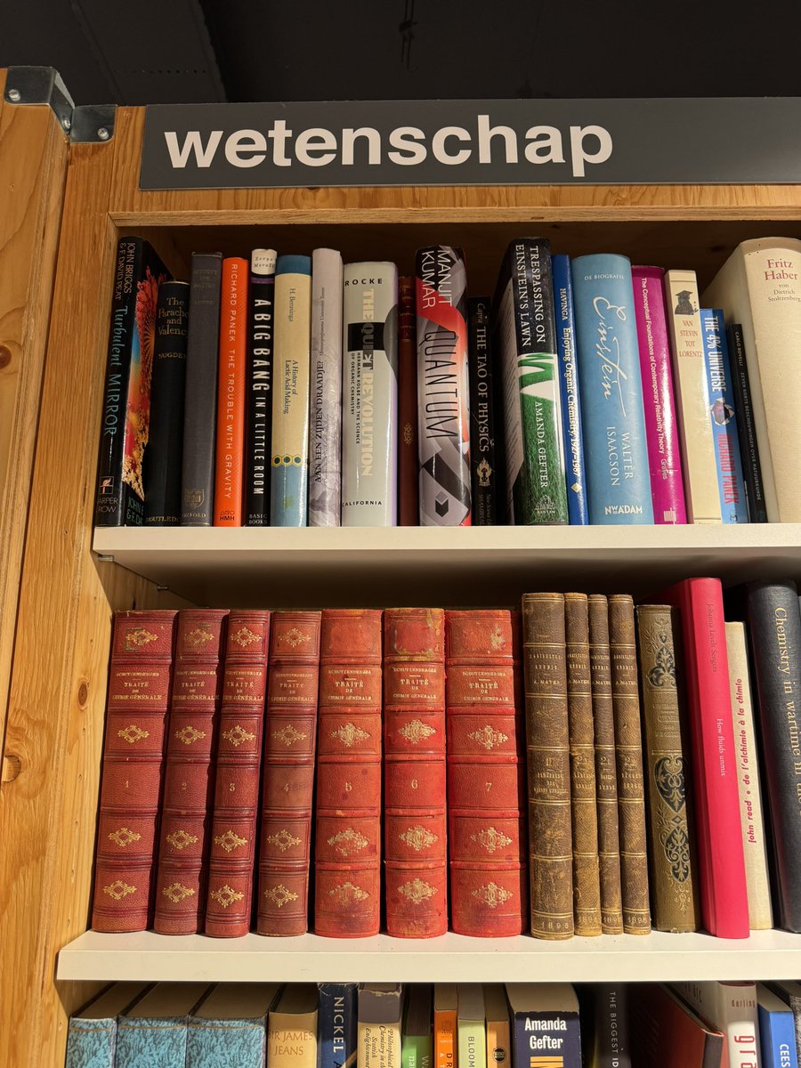 PaulvanHoek2021's tweet image. Bij de grootste boekhandel van Nijmegen staan tegenwoordig tweedehands boeken in de schappen!
Gaaf!