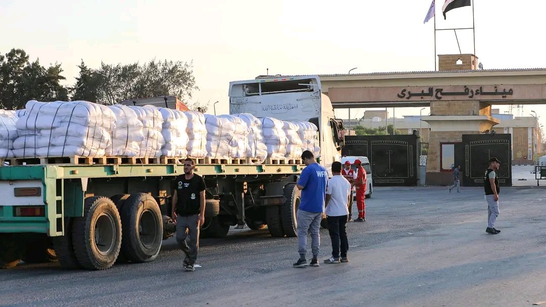 غزہ اور مصر کی سرحد واقع رفح سرحدی گزرگاہ بلآخر کھول دی گئی جس کے بعد آج امداد اور خوراک سے لدے درجنوں ٹرک مصر سے غزہ میں داخل ہوگئے۔