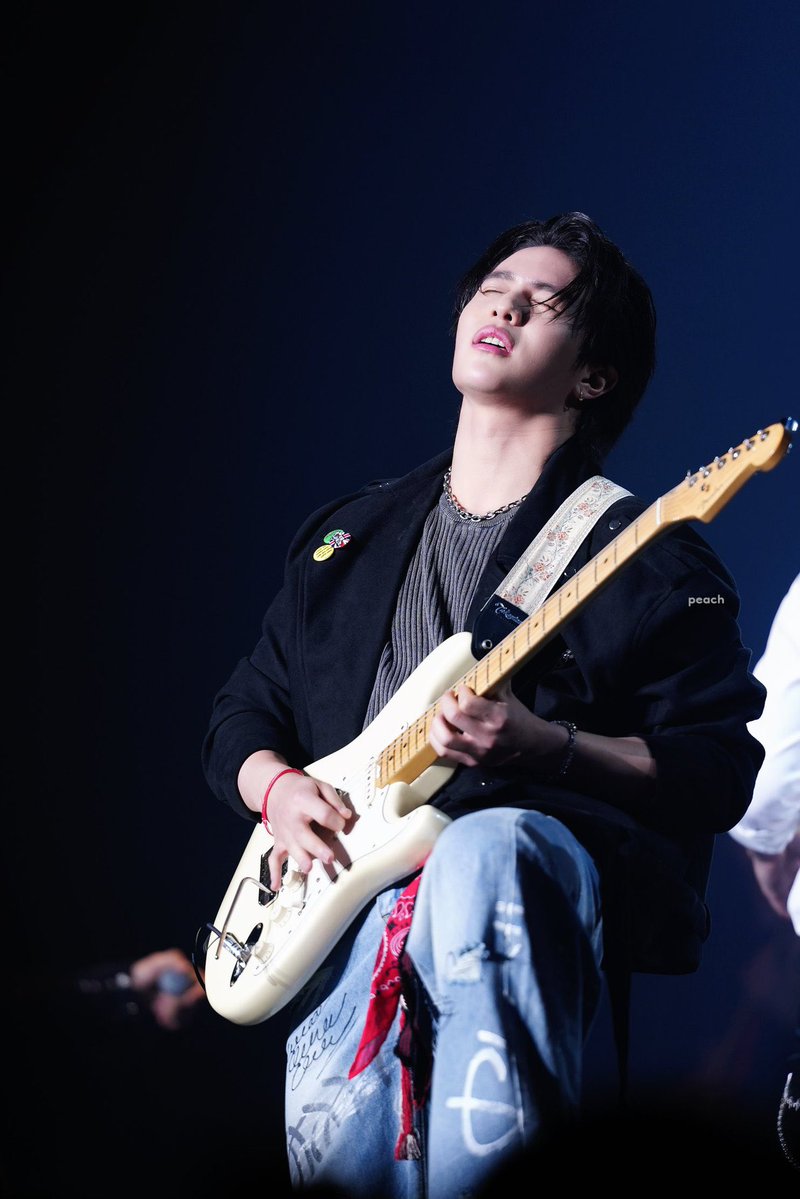 DayaRod's tweet image. William the guitarist that you are😍✨