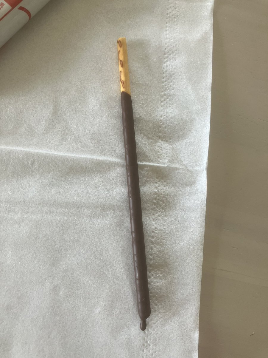 zzIllust's tweet image. おやつの時に見つけたかわいい雫チョコポッキー見てください