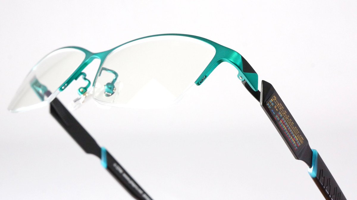 eye_mirror's tweet image. 【#初音ミク × 眼鏡】
電子の歌姫 初音ミクイメージ眼鏡
初音ミク イメージカラーを大胆に使用したトップリムフレーム
衣装の袖口をモチーフとしたデザインとなります。
パッケージと眼鏡拭きはKEI先生の描き下ろしで御座います。
#執事眼鏡