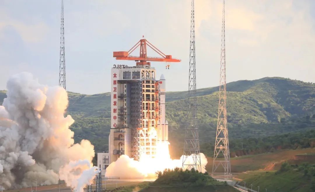 wulei2020's tweet image. Congratulations! A modified #LongMarch-6 carrier rocket lifted off from the #Taiyuan Satellite Launch Center at 6:03 pm Beijing time on July 27, sending the fifth group of low Earth orbit satellites for a satellite internet constellation into orbit.