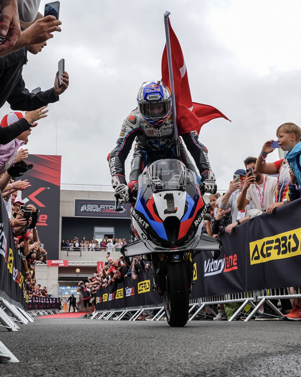 everythingmrace's tweet image. A 10 SECOND LEAD
Toprak Razgatlıoğlu destroys the competition during race three to take his 10th career triple ahead of Nicolo Bulega then Sam Lowes!
📸 #WorldSBK
