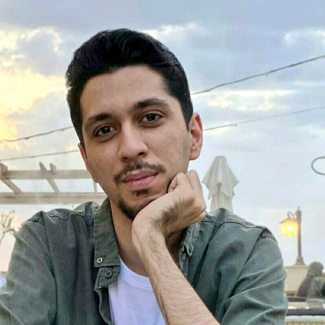 دست‌کم ده‌سالی است از هنگام تشکیل گروه روندهای فکری در مرکز خاورمیانه با نوید کلهرودی دوست هستم، اخیرا از دکترایش دفاع کرده و همزمان فیلم گفت‌وگویی سیاسی از او وایرال شده که محتملا برایش مشکلاتی پیش آورده، امیدوارم هرچه زودتر شاهد رفع آن مشکلات و دیدنش در کافه‌اش در ورامین باشیم.