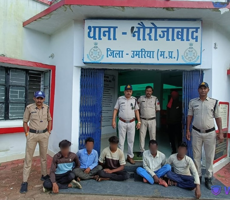 Umaria_SP's tweet image. •विन्ध्या कॉलरी में सुरक्षा डियूटी में तैनात SISF के जवान के साथ मारपीट करने के प्रकरण में 05 आरोपी गिरफ्तार
•कॉलरी क्षेत्र के प्राइवेट चालक द्वारा अपने साथियों के साथ मिलकर दारू पीने के लिये पैसे मांगने पर,जवान द्वारा न देने पर की गई वारदात
@DGP_MP
@ianuragIPS
@MPPoliceDeptt