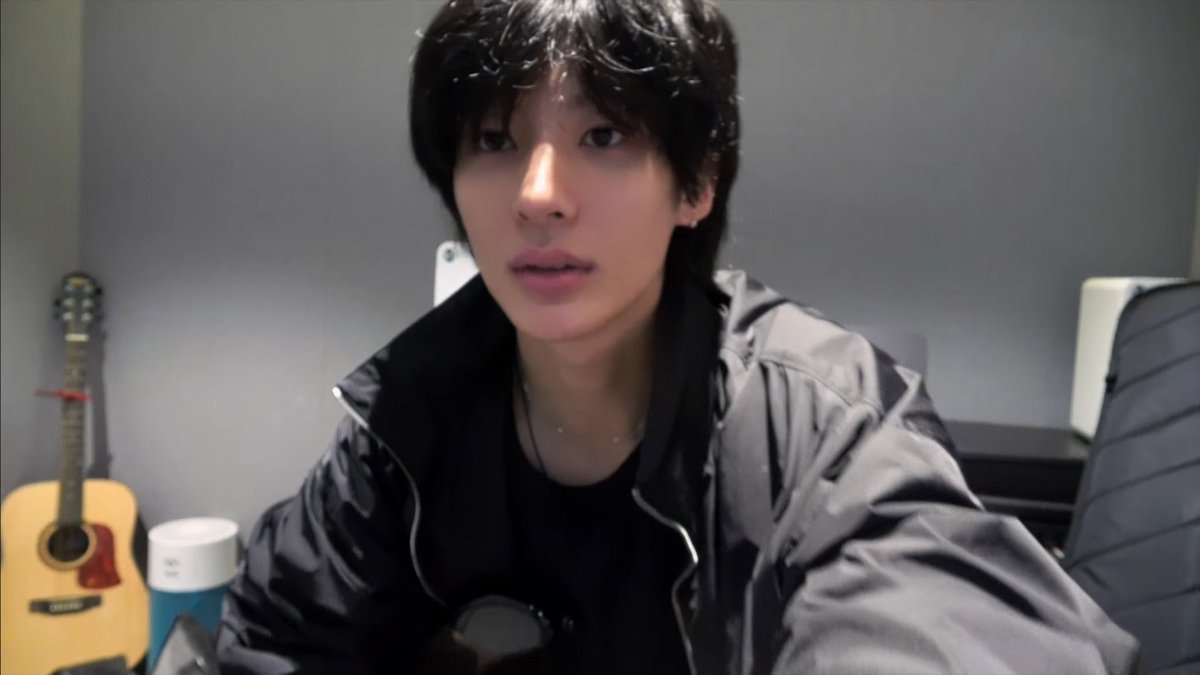 sohianyong's tweet image. หน้าแบบนี้เลยปะที่มาเล่นกีตาร์ให้โซฮีฟังที่ห้องวันนั้น