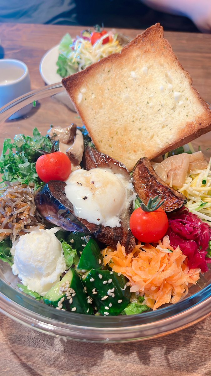 spk087's tweet image. バカでかサラダボウル食べてきましたね。美味しかったです