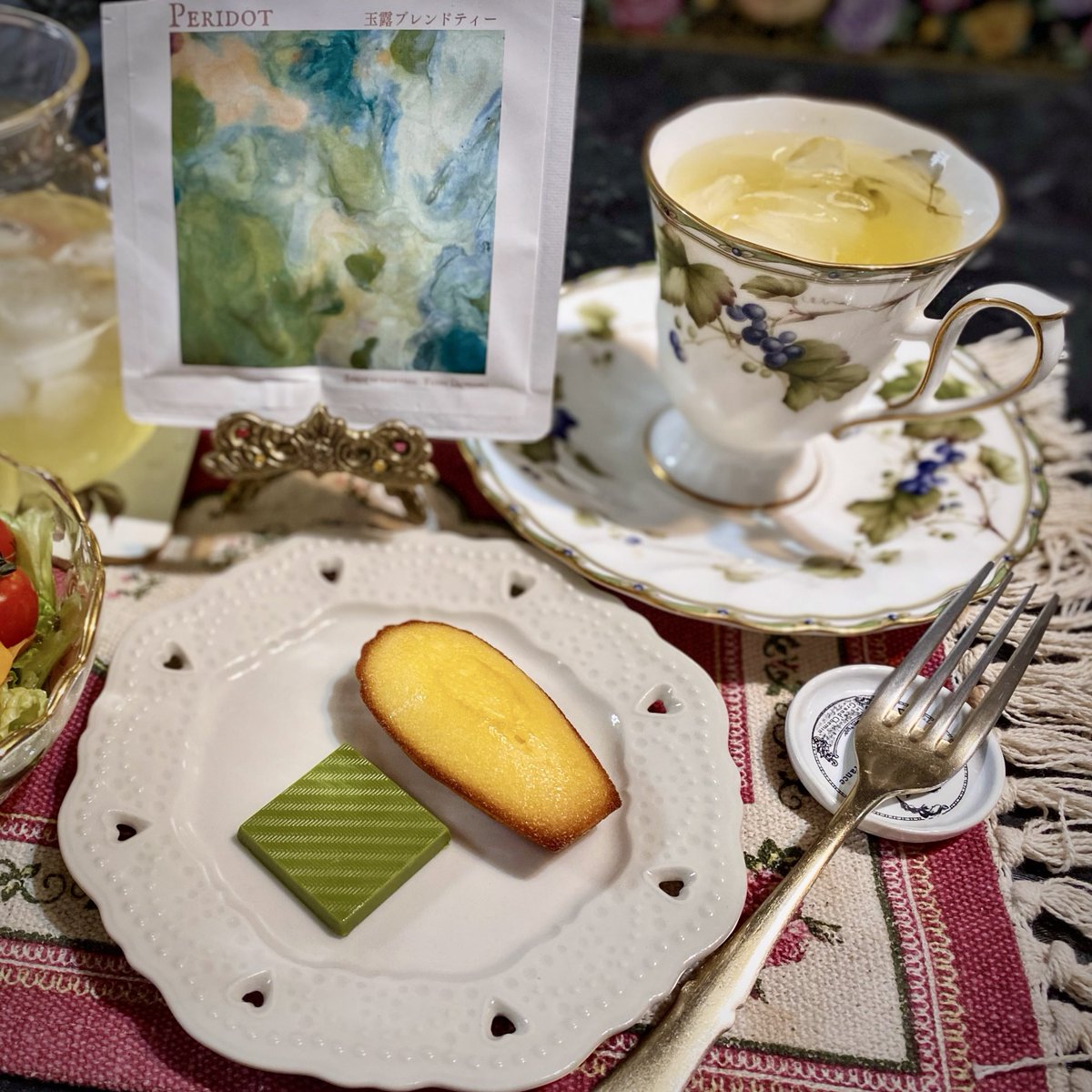r0zen_vamp's tweet image. 今宵のティータイム☾ ໋
🫖PERIDOT(THELLERIO TEA ROOM)
・フィナンシェ(アンリ・シャルパンティエ)
🍫抹茶(LUPICIA)
夜遅くなったので軽めのティータイム。物凄く暑かったから!テレリオさんの玉露ブレンドが爽やかで心地よい🍃明日からまた頑張ろう。
#木漏れ日のお茶会 #茶好連 #おうちカフェ
