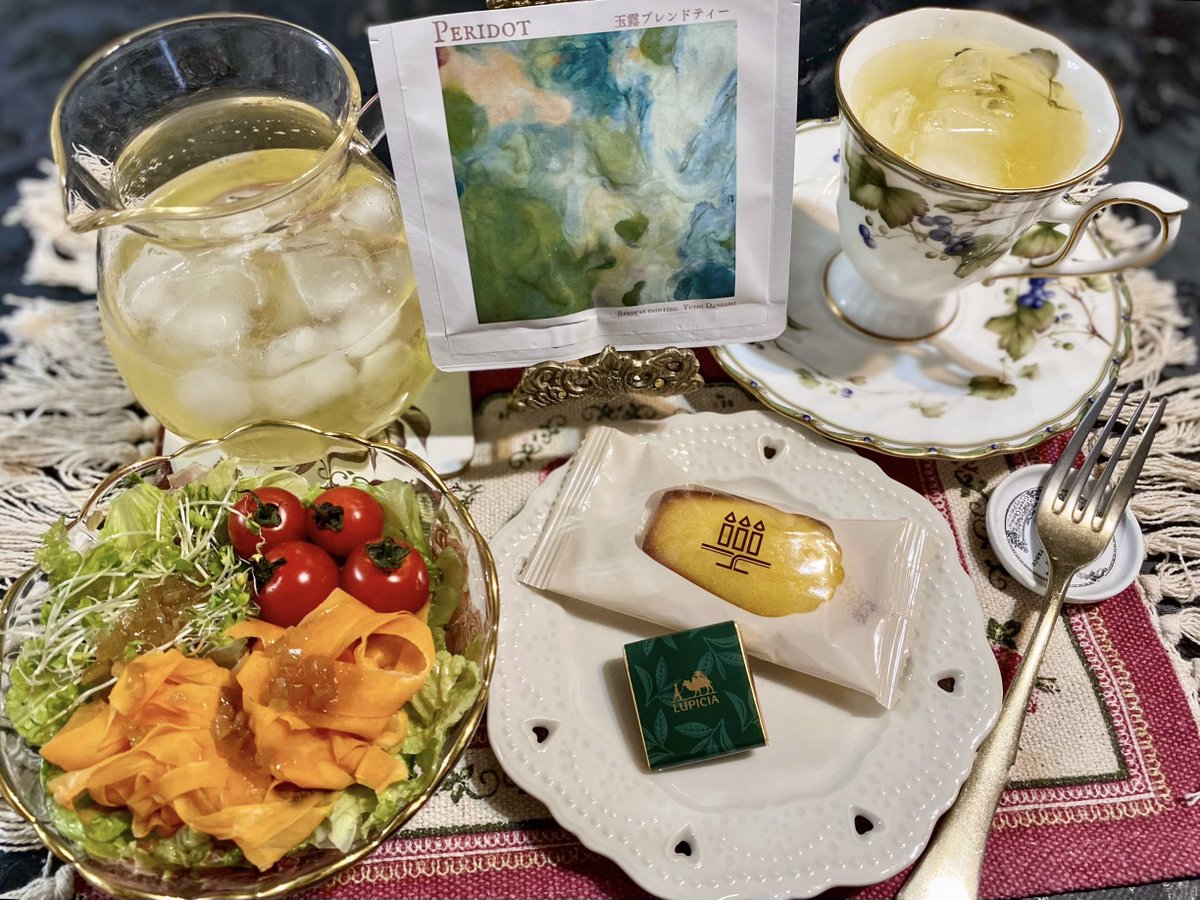 r0zen_vamp's tweet image. 今宵のティータイム☾ ໋
🫖PERIDOT(THELLERIO TEA ROOM)
・フィナンシェ(アンリ・シャルパンティエ)
🍫抹茶(LUPICIA)
夜遅くなったので軽めのティータイム。物凄く暑かったから!テレリオさんの玉露ブレンドが爽やかで心地よい🍃明日からまた頑張ろう。
#木漏れ日のお茶会 #茶好連 #おうちカフェ