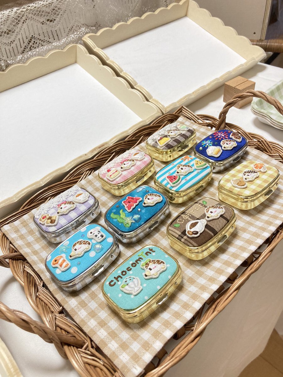 buffet_l_a's tweet image. 小物ケース全部揃ったぁぁ〜
時間めっちゃかかってしまた😂💦
でもどれも可愛くてほんと満足!💕
(本当はまだ作りたいけど…😇)
明日ちゃんとお写真撮って
ご紹介させていただきます🙇♀♡
ディスプレイも
こんな感じでOKかな☺️
🍽クラマケ名古屋8/2-3両日【No.259】
#手刺繍 #ハリネズミ