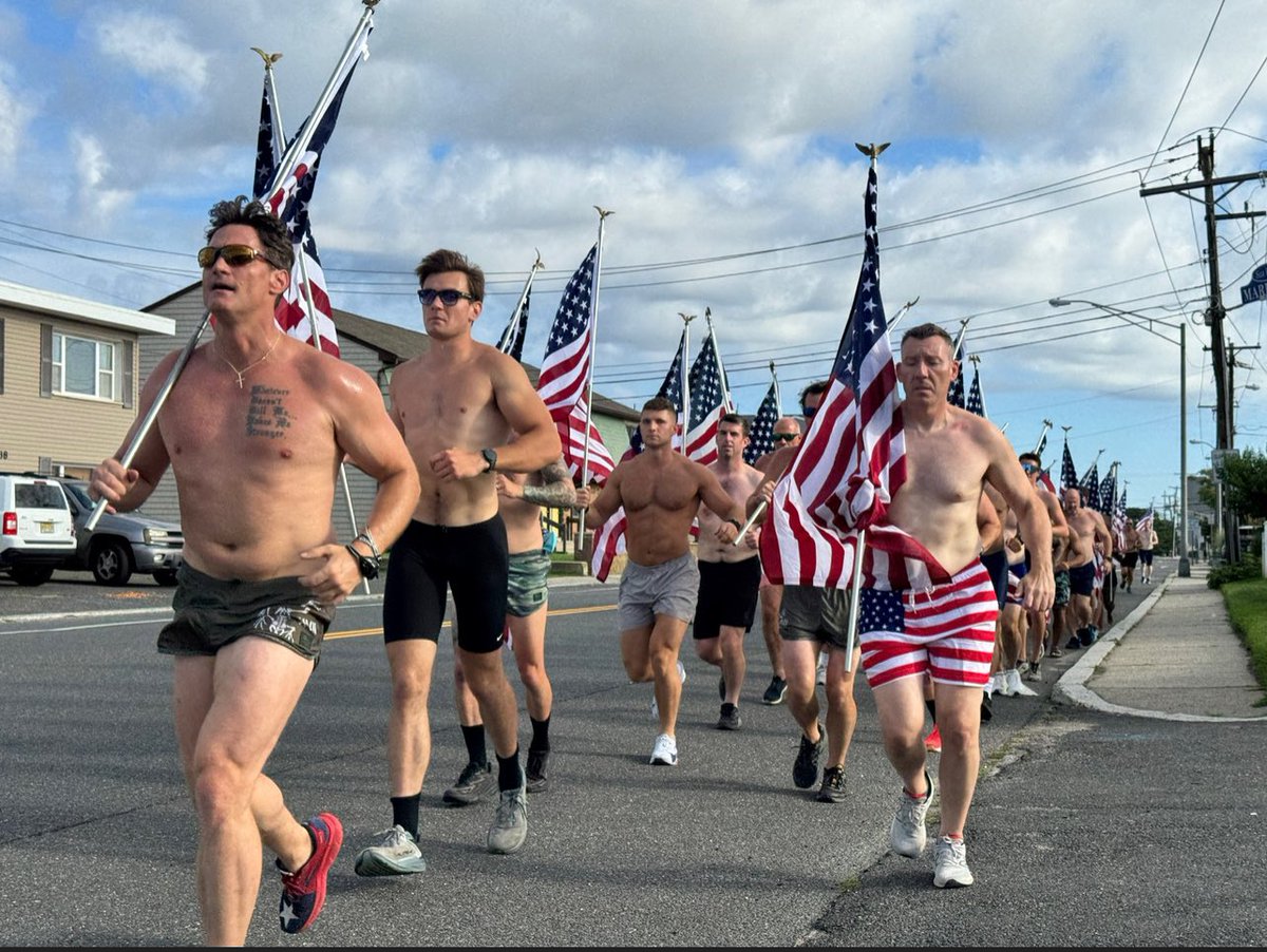 KeithGroller's tweet image. CALLING ALL SPORTS
On today's show, 9-11 on @LVFoxSports, local basketball coach Ken Termini and District 11 champ swimmer Hunter Slaski will talk about their participation in the Navy SEAL swim. Also, we'll get updates and coaches from the @A_TownThrowDown.