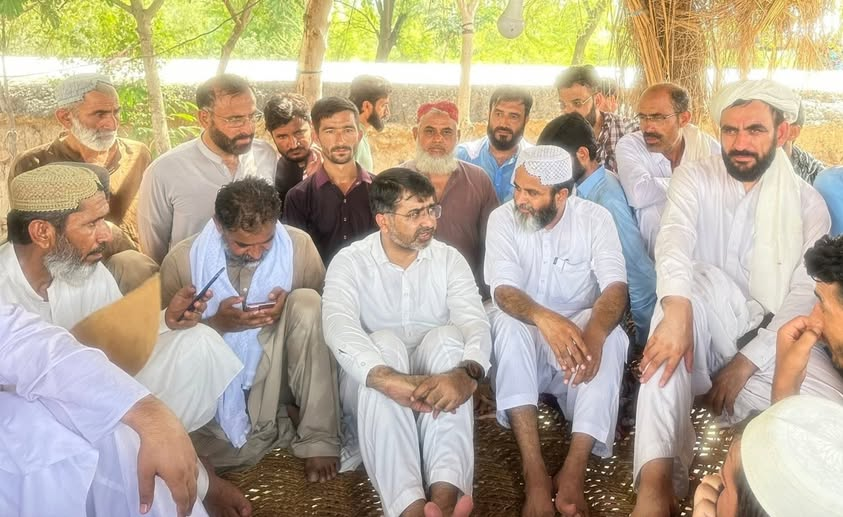 مولانا ہدایت الرحمن بلوچ 
اور ان کے ساتھ بلوچستان کے کارکنان نے 
عزم، ہمت اور جدوجہد کی مثال قائم کی ہے
اپنی استقامت اور پرامن مزاحمت سے
پنجاب پولیس کو پیچھے ہٹنے پر مجبور کر دیا ہے
اب کنٹینر ہٹ رہے ہیں
قافلہ ملتان کی طرف روانہ ہوگا
رات جامع العلوم معصوم شاہ روڈ پر قیام رہے گا