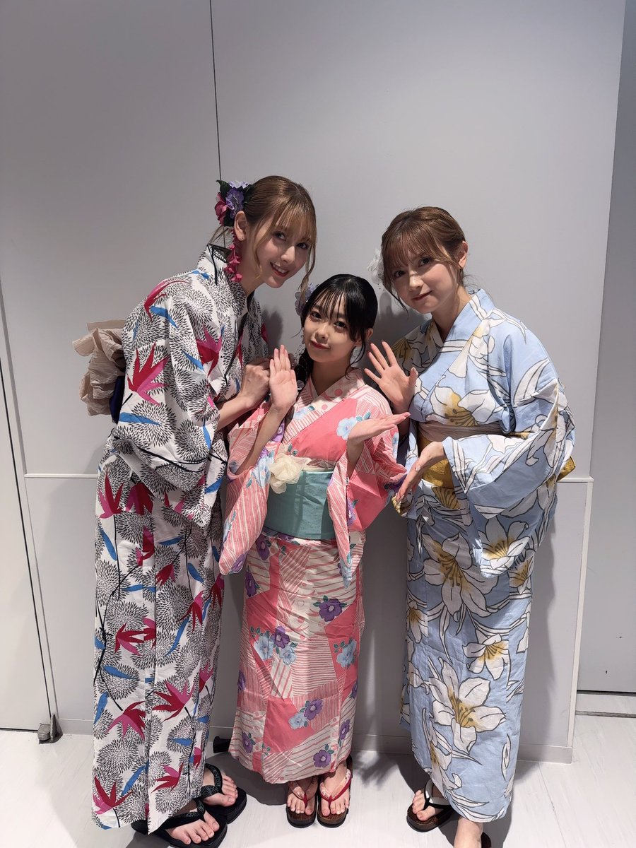 #ゼロイチTV にて
桃月なしこさんとアンジェラ芽衣さんとお写真をご一緒させていただきました😭
お二人の圧倒的なオーラと美しさに、ただただ感動してしまって…✨
ステージ上でのお二人は、お話しされる言葉もすべてが美しく面白く…✨
後ろから見ながら、こんな風になりたいって心から思いました🥹💛