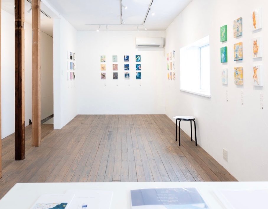 roki2263's tweet photo. 【告知！】
『Small Paintings』
2025.8.1(金)~17(日)12:00~18:00
※ 8/4-7,12,13はお休み
吉祥寺GALLERYイロ   入場無料

F0サイズの展覧会です。
私は日本画を3点展示してます。
今回は中国陶器をイメージした『金継ぎシリーズ』を雲母や金泥を使って制作しました。ぜひ見ていただけたら嬉しいです！ https://t.co/idPNQ4aDUo