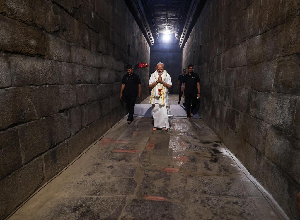 Amitabh Sinha (@amitabhnews18) on Twitter photo PM <a href="/narendramodi/">Narendra Modi</a> at
at the Brihadisvara Temple, Gangaikonda Cholapuram, Tamil Nadu. рдкреАрдПрдо рдореЛрджреА рдиреЗ рддрдорд┐рд▓ рдореЗрдВ рднрд╛рд╖рдг рдХреА рд╢реБрд░реВрдЖрдд рдХрд░рддреЗ рд╣реБрдП.рдХрд╣рд╛ "рдореИрдВ рдХрд╛рд╢реА рдХрд╛ рд╕рд╛рд╕рдВрдж рд╣реВрдВред рдЬрдм рдКрдВ рдирдо: рд╢рд┐рд╡рд╛рдп рд╕реБрдирддрд╛ рд╣реВрдВ рддреЛ рд░реЛрдВрдЧрдЯреЗ рдЦрдбрд╝реЗ рд╣реЛ рдЬрд╛рддреЗ рд╣реИ" PM <a href="/narendramodi/">Narendra Modi</a> at
at the Brihadisvara Temple, Gangaikonda Cholapuram, Tamil Nadu. рдкреАрдПрдо рдореЛрджреА рдиреЗ рддрдорд┐рд▓ рдореЗрдВ рднрд╛рд╖рдг рдХреА рд╢реБрд░реВрдЖрдд рдХрд░рддреЗ рд╣реБрдП.рдХрд╣рд╛ "рдореИрдВ рдХрд╛рд╢реА рдХрд╛ рд╕рд╛рд╕рдВрдж рд╣реВрдВред рдЬрдм рдКрдВ рдирдо: рд╢рд┐рд╡рд╛рдп рд╕реБрдирддрд╛ рд╣реВрдВ рддреЛ рд░реЛрдВрдЧрдЯреЗ рдЦрдбрд╝реЗ рд╣реЛ рдЬрд╛рддреЗ рд╣реИ"