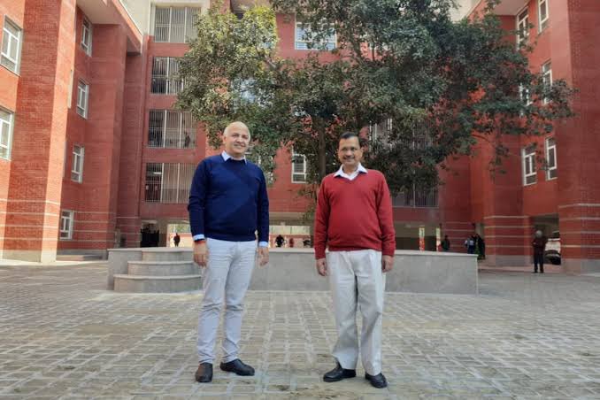 Amitjanhit's tweet image. उन्होंने स्कूलों को ठीक किया ताकि आपके बच्चों पर छत न गिरे।
अस्पतालों को बेहतर बनाया ताकि आपके बच्चों को बेहतरीन इलाज मिले।
बिजली, पानी, दवाई और सफर मुफ़्त किया ताकि आप बचत कर सकें।
देश के लिए @ArvindKejriwal ही सही विकल्प है🔥