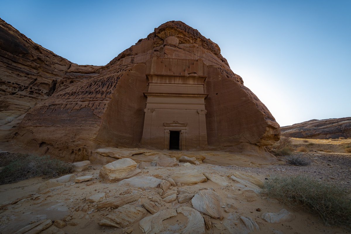 قال تعالى: (وتنحتون من الجبال بيوتاً آمنين). 
قال تعالى: (وتنحتون من الجبال بيوتاً فارهين)، وتقرأ: "فَرِهين".
—
جمع قوم ثمود صفات عدة منها:

- الأجسام الضخمة 
- حاذقين، ماهرين، متقنين 
- الغرور، والبطر، والتجبر
—
ملاحظة: اختاروا مكان بيوتهم بدقة، فأمنوا العقاب لبراعتهم في البناء!