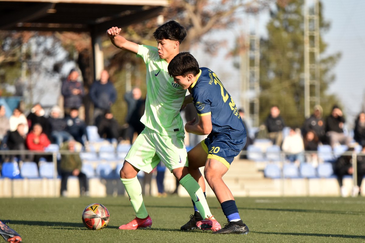 Com que avui tothom en parla treiem de l'arxiu aquesta foto del març, en partit de Lliga Nacional Juvenil entre <a href="/EFGava/">Escola Futbol Gavà</a> i Barça (0-2), Dro Fernández defensat per César Montull, qui aquesta temporada ha jugat 2 partits amb el primer equip del #Gavà (Morell i Vista Alegre).