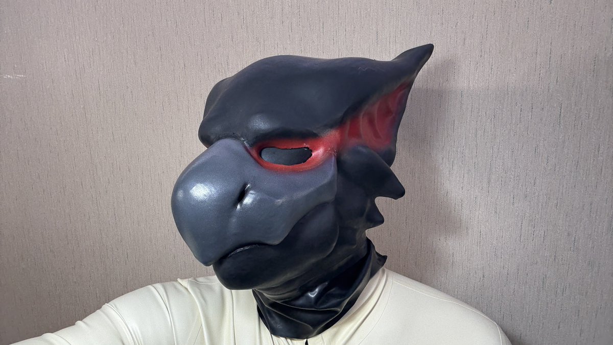 wyooon2's tweet image. Neat! But the hood under the hood is impossible to wear with some faces. Great for photos. Great for visuals. Oh well, c’est la vie.