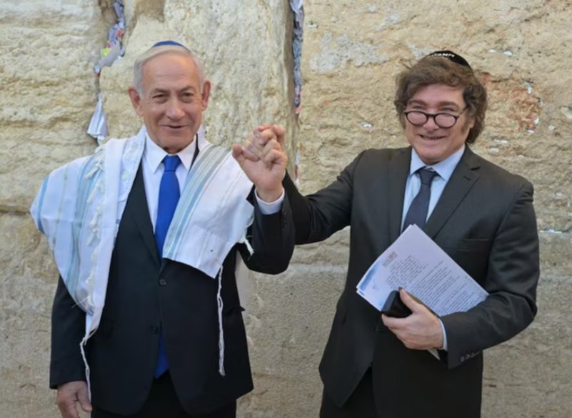Nicolas_Massot's tweet image. Que tipo cinico! El único cómplice de genocida es usted, que abraza al principal criminal de guerra de estos tiempos. La Argentina reconoce la existencia de Palestina y debe repudiar no sólo el terrorismo de Hamas, sino también la matanza indiscriminada  perpetrada por Netanyahu.