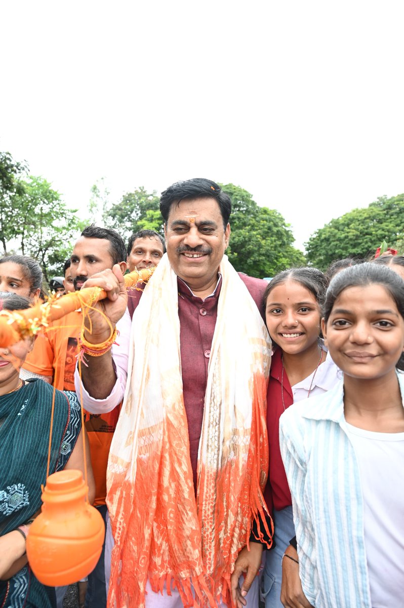 rameshwar4111's tweet image. हर-हर महादेव 🚩
आज भोपाल में कांवड़ यात्रा में सम्मिलित होकर बाबा भोलेनाथ के भक्तों को बधाई और शुभकामनाएँ दी। भगवान शिवजी सभी कांवड़ यात्रियों की मनोकामनाएं पूर्ण करें। जय-जय शंभू।
#RameshwarSharma