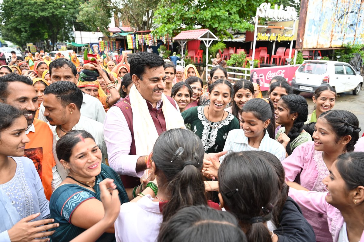 rameshwar4111's tweet image. हर-हर महादेव 🚩
आज भोपाल में कांवड़ यात्रा में सम्मिलित होकर बाबा भोलेनाथ के भक्तों को बधाई और शुभकामनाएँ दी। भगवान शिवजी सभी कांवड़ यात्रियों की मनोकामनाएं पूर्ण करें। जय-जय शंभू।
#RameshwarSharma