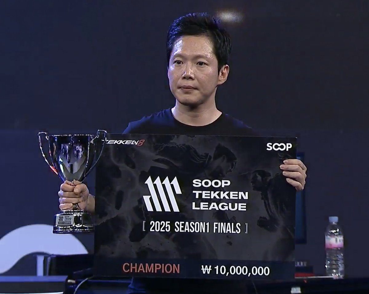 Z10esports's tweet photo. HE IS THE WINNER!!! 🏆 

@qudans1987 returns with his Devil Jin mastery to win the @SOOP_EN TEKKEN LEAGUE 2025 S1 Finals!!

What a way to warm up before the last #EWC qualifiers!! 👏🏼

#Z10WIN #WeMakeHeroes #EWC2025 https://t.co/x6KYQcZxZ8