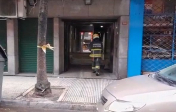 Nnicolas103's tweet image. Incendio en un edificio, Combate de los Pozos al 700. Fuego generalizado en un departamento de la planta baja. Bomberos de la Ciudad controla el proceso y evacúa a los vecinos. 2 trasladados y 6 asistidos en el lugar.