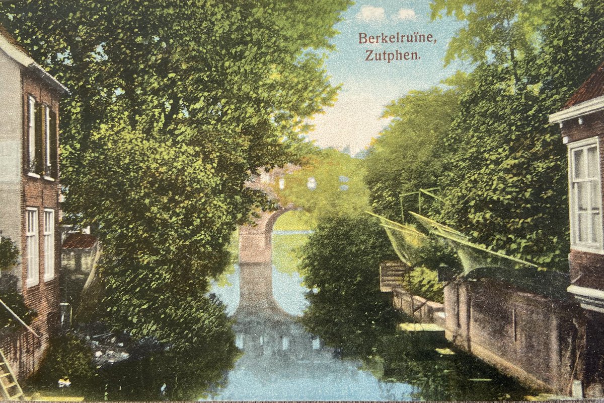 Berkelruïne, #Zutphen. Fer Timmermans uit #Rotterdam stuurde deze briefkaart op 23.06.1911 aan “Mevrouw J. Timmermans p/a Weled. Heer C. de Lange, Adm. De Ruyterweg 216 #Amsterdam. Anno 2025 zou deze stek, zonder urinoir, ongetwijfeld als #Natura2000 gebied zijn aangewezen.