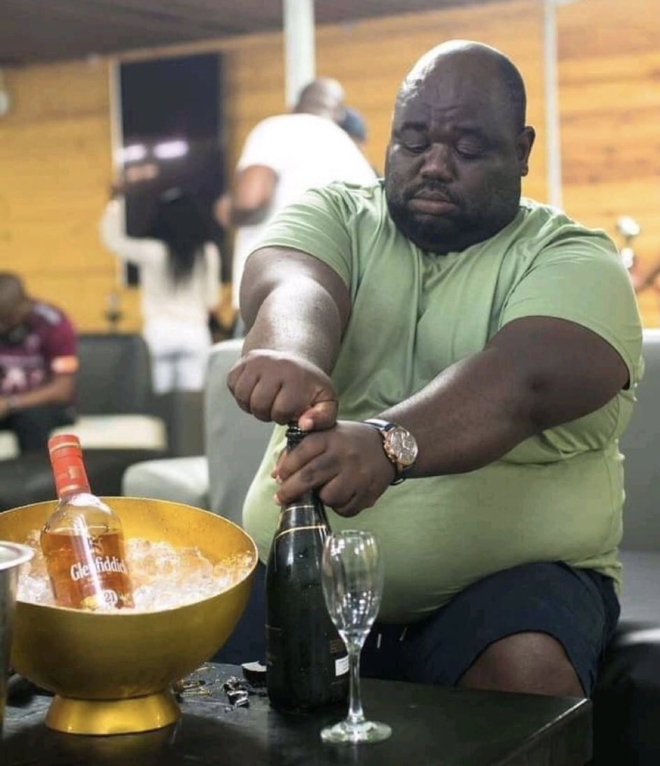 Behind every successful man you see today

There  is a lot of women he refused to send R100 to.. 🔥🔥
