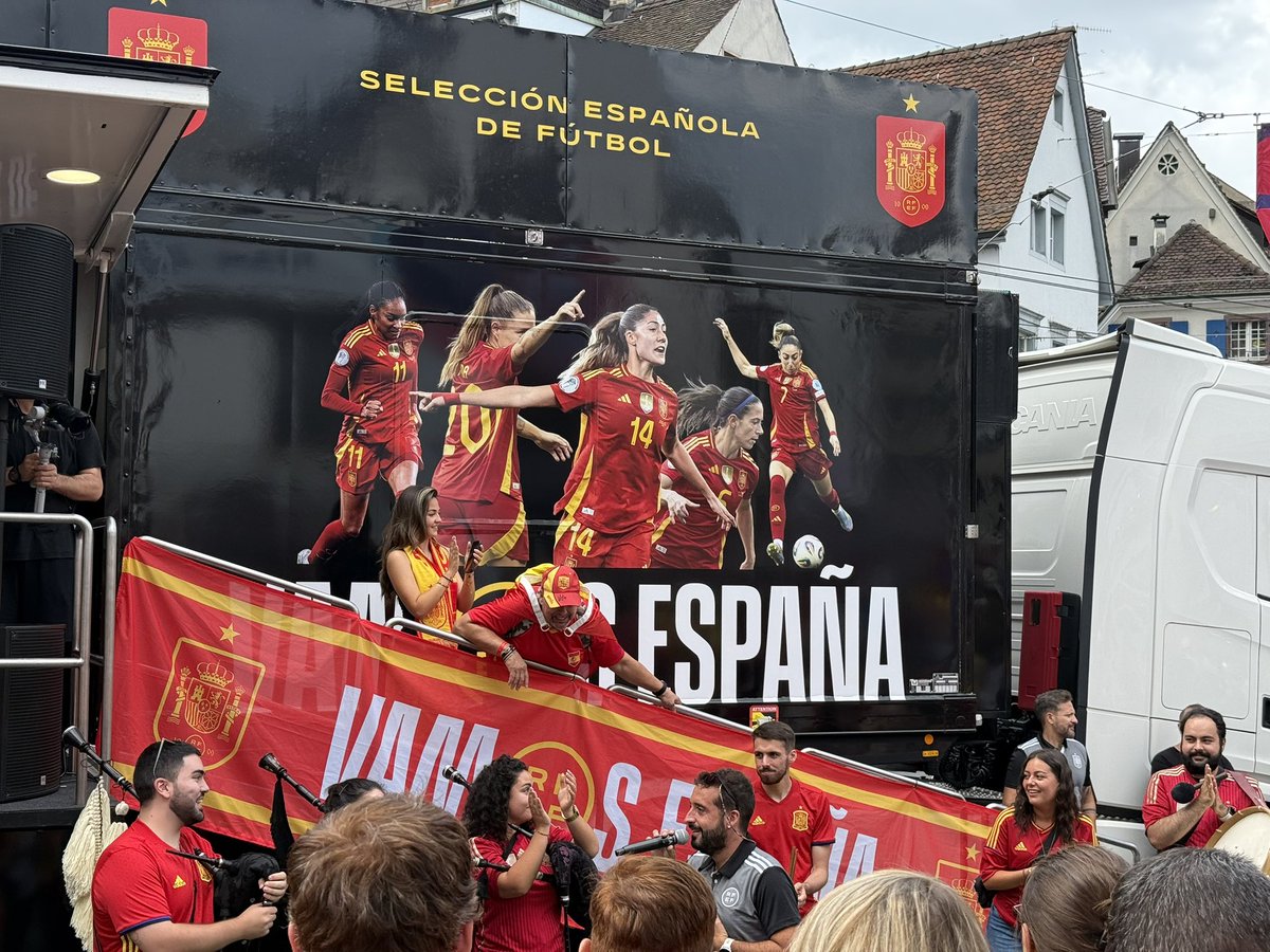 clem_reporter's tweet image. La Fรฉdรฉration espagnole a installรฉ un camion ร lโeffigie de la sรฉlection fรฉminine dans leur fan zone de Bรขle. ๐ ๐ช๐ธ
Des drapeaux sont distribuรฉs aux supporters espagnols. ๐๐ป