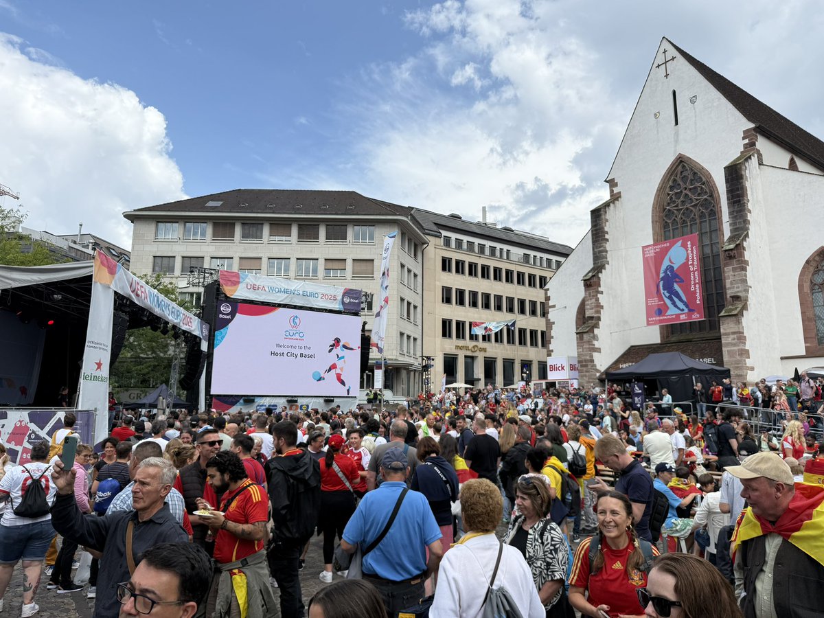 clem_reporter's tweet image. La Fรฉdรฉration espagnole a installรฉ un camion ร lโeffigie de la sรฉlection fรฉminine dans leur fan zone de Bรขle. ๐ ๐ช๐ธ
Des drapeaux sont distribuรฉs aux supporters espagnols. ๐๐ป