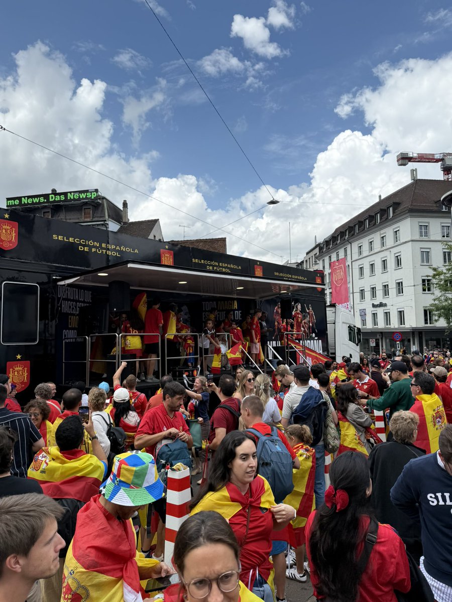 clem_reporter's tweet image. La Fรฉdรฉration espagnole a installรฉ un camion ร lโeffigie de la sรฉlection fรฉminine dans leur fan zone de Bรขle. ๐ ๐ช๐ธ
Des drapeaux sont distribuรฉs aux supporters espagnols. ๐๐ป
