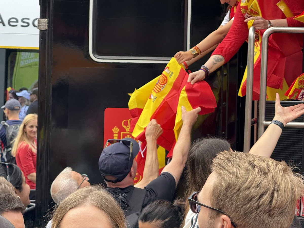 clem_reporter's tweet image. La Fรฉdรฉration espagnole a installรฉ un camion ร lโeffigie de la sรฉlection fรฉminine dans leur fan zone de Bรขle. ๐ ๐ช๐ธ
Des drapeaux sont distribuรฉs aux supporters espagnols. ๐๐ป