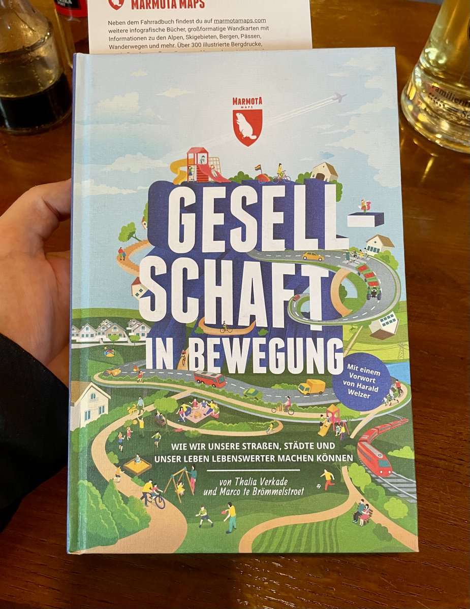 Martin Michel (@applescripter) on Twitter photo Wieder ein famoser Spontankauf im Kulturkaufhaus in Berlin. Das Buch »Gesellschaft in Bewegung« von <a href="/tverka/">Thalia Verkade</a> und <a href="/fietsprofessor/">Urban Cycling Institute 🚲 </a> habe ich in einem Rutsch durchgelesen. Wie <a href="/Perowinger94/">Ingwar Perowanowitsch</a> im Epilog zusammenfasst, wird hier eindrücklich gezeigt, dass eine einseitige technische Wieder ein famoser Spontankauf im Kulturkaufhaus in Berlin. Das Buch »Gesellschaft in Bewegung« von <a href="/tverka/">Thalia Verkade</a> und <a href="/fietsprofessor/">Urban Cycling Institute 🚲 </a> habe ich in einem Rutsch durchgelesen. Wie <a href="/Perowinger94/">Ingwar Perowanowitsch</a> im Epilog zusammenfasst, wird hier eindrücklich gezeigt, dass eine einseitige technische