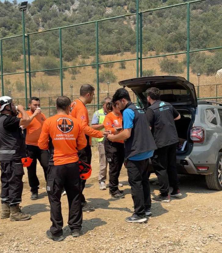 mavimarmaratr's tweet image. Orman Yangınıyla Mücadele Eden Bursa’dayız!
Hepimiz için hayati önem taşıyan ormanlarımızda çıkan yangınları söndürmek için canla başla çalışan yangın söndürme ekiplerine soğuk içecek ve gıda yardımı yapıyoruz.