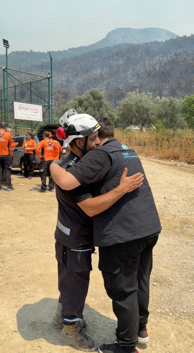 mavimarmaratr's tweet image. Orman Yangınıyla Mücadele Eden Bursa’dayız!
Hepimiz için hayati önem taşıyan ormanlarımızda çıkan yangınları söndürmek için canla başla çalışan yangın söndürme ekiplerine soğuk içecek ve gıda yardımı yapıyoruz.
