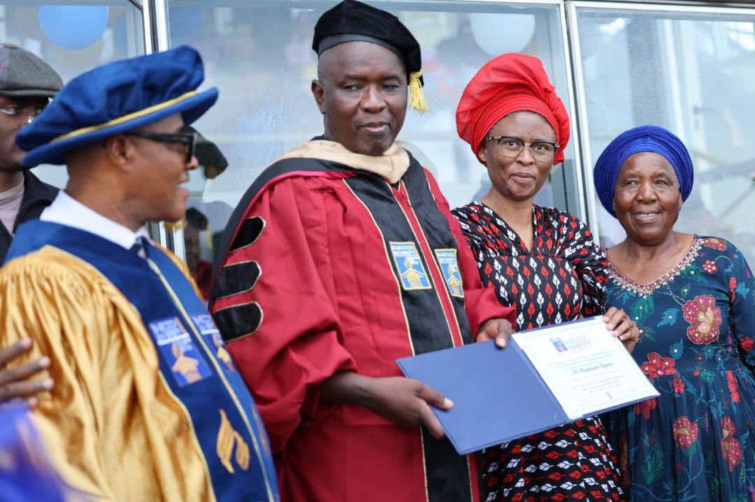 KMutisi's tweet image. RECOGNITION for EXCELLENCE, RECOGNITION BEYOND BORDERS
Babcock University has recognised the the OUTSTANDING contributions of Dr Kudakwashe Tagwirei in LEADERSHIP, ENTERPRISE, & ECONOMIC TRANSFORMATION.
These are key areas which advance modern economiesβ¦ As he takes hisβ¦