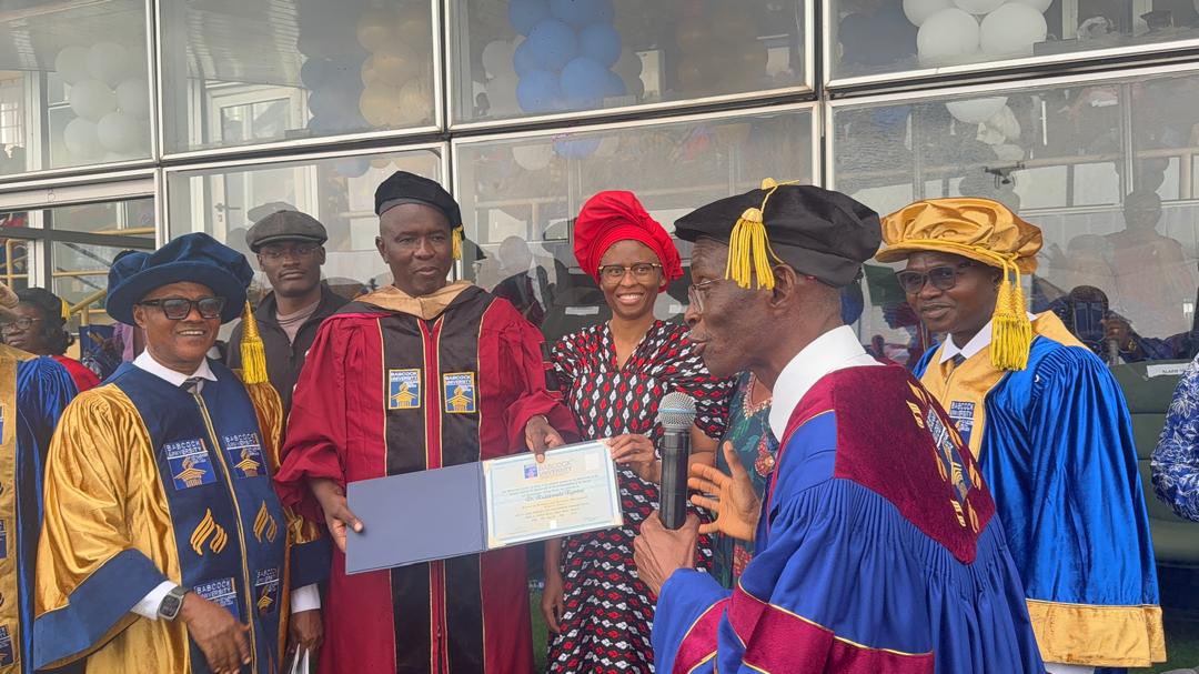 KMutisi's tweet image. RECOGNITION for EXCELLENCE, RECOGNITION BEYOND BORDERS
Babcock University has recognised the the OUTSTANDING contributions of Dr Kudakwashe Tagwirei in LEADERSHIP, ENTERPRISE, & ECONOMIC TRANSFORMATION.
These are key areas which advance modern economiesβ¦ As he takes hisβ¦