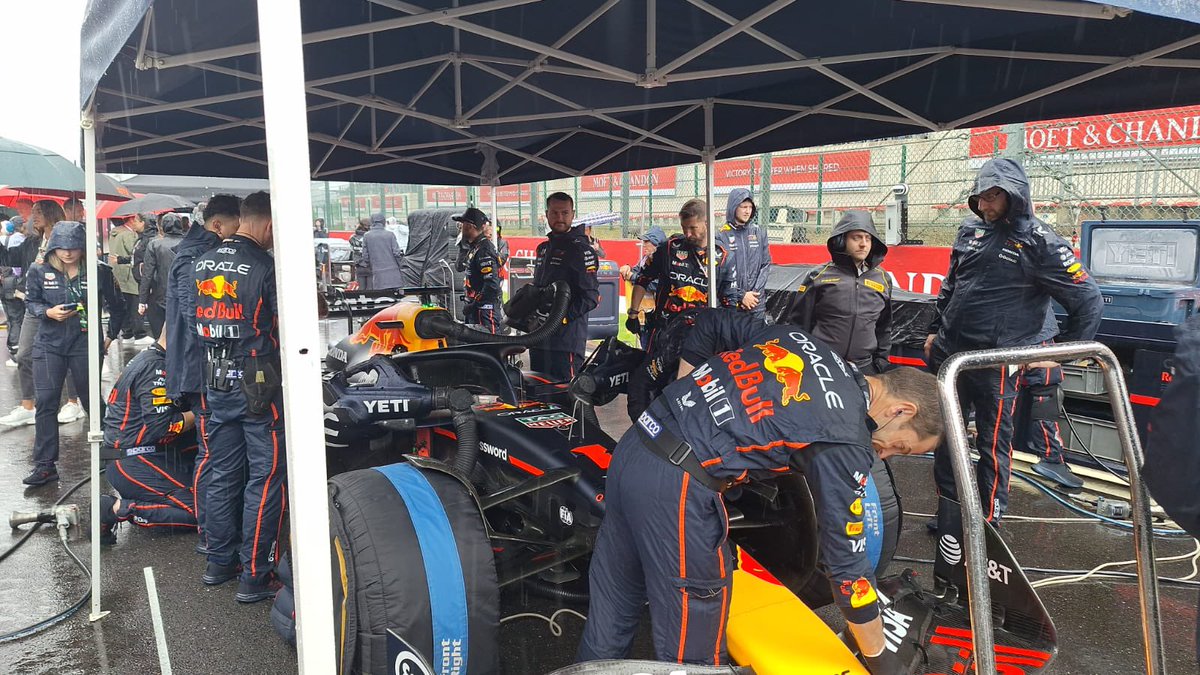 robertofunoat's tweet image. Ferrari e Red Bull sotto i gazebo installati a causa della pioggia copiosa (📸 @pciccarone ) #F1 #BelgianGP #StartingGrid