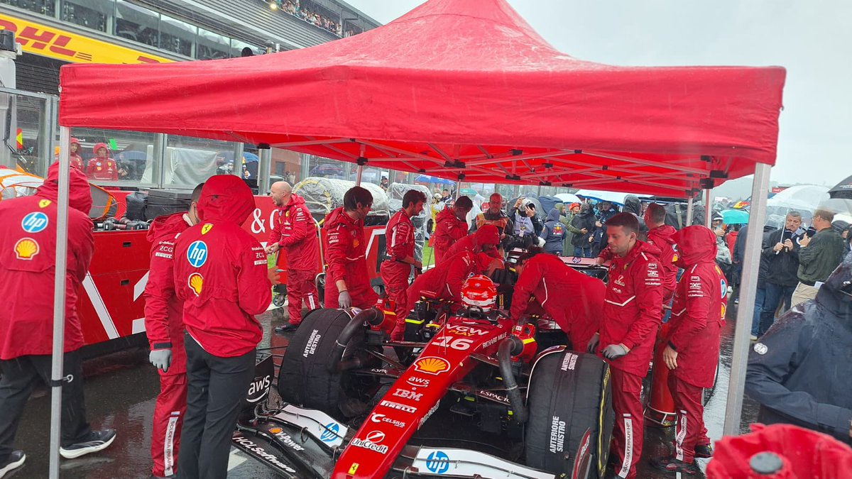 robertofunoat's tweet image. Ferrari e Red Bull sotto i gazebo installati a causa della pioggia copiosa (📸 @pciccarone ) #F1 #BelgianGP #StartingGrid