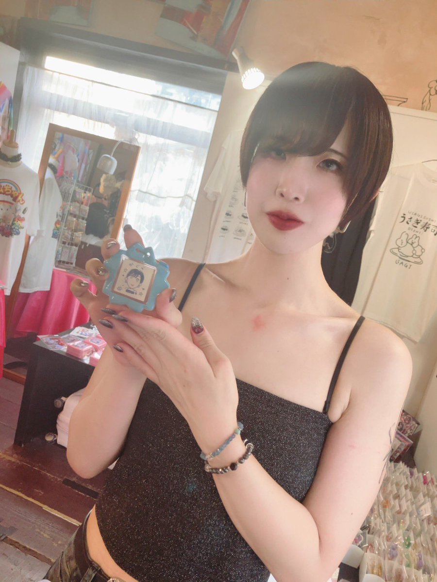 selectshopten2's tweet image. 【🏰tenten城イベント】
⭐️ステキなお客様💫
ご来店頂きありがとうございました❣️
↓
🎉お楽しみ会イベント🎉
illustrator はる谷。様
(@harutaniman)
🌟似顔絵&チェキ受付
🌟10周年画集発売
🌟おほしさまくじ
🌟お名前バッジ似顔絵
🌟トレカ似顔絵