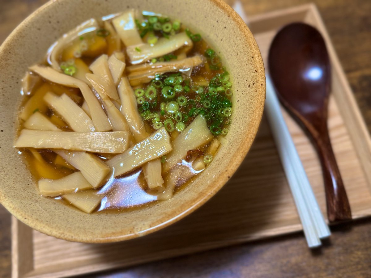 sakanasubibibi's tweet image. 水煮メンマ煮込んで味付けて…
鶏ガラ醤油ラーメンに盛り盛り。

ちなみにメンマは直径10センチ以上もある竹の節から遠いところ切って無理矢理乳酸発酵させてなんとか柔らかくして食えるようにした狂気の食べ物。
