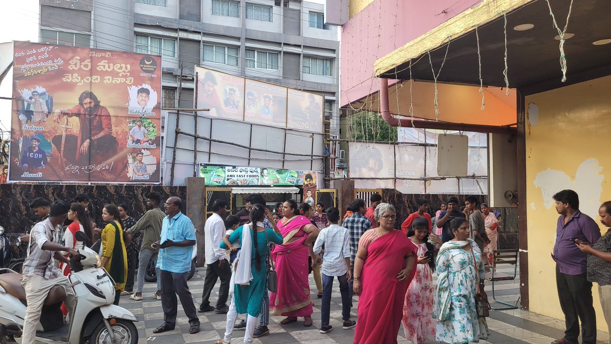 BezawadaPspkFC's tweet image. Family Audience at Bezawada Sailaja Theater 🥵🥰🤩

Getting huge response from Family Audience 😎

Housefulls Everywhere on Day 4

#BlockBusterHHVM 
#HariHaraVeeraMallu