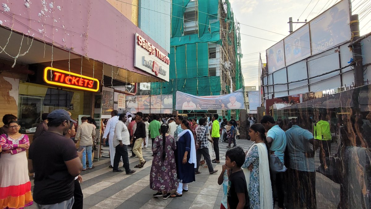 BezawadaPspkFC's tweet image. Family Audience at Bezawada Sailaja Theater 🥵🥰🤩

Getting huge response from Family Audience 😎

Housefulls Everywhere on Day 4

#BlockBusterHHVM 
#HariHaraVeeraMallu