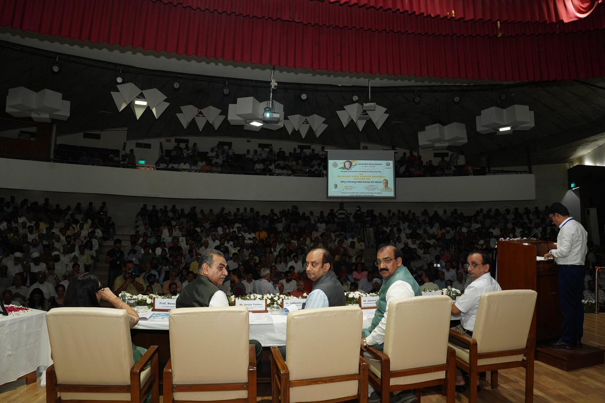 SudhanshuTrived's tweet image. आज पंजाब विश्वविद्यालय चंडीगढ़ में स्व. बलरामजी दास टंडन जी की स्मृति में आयोजित 4th बलरामजी दास टंडन स्मृति व्याख्यान में सहभागिता की। इस अवसर पर पंजाब भाजपा कार्यकारी अध्यक्ष @AshwaniSBJP जी एवं वरिष्ठ नेता व पूर्व प्रदेश अध्यक्ष श्री @SanjayTandonBJP जी के साथ मंच साझा किया…