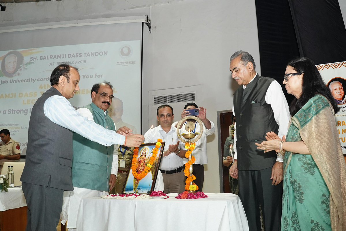 SudhanshuTrived's tweet image. आज पंजाब विश्वविद्यालय चंडीगढ़ में स्व. बलरामजी दास टंडन जी की स्मृति में आयोजित 4th बलरामजी दास टंडन स्मृति व्याख्यान में सहभागिता की। इस अवसर पर पंजाब भाजपा कार्यकारी अध्यक्ष @AshwaniSBJP जी एवं वरिष्ठ नेता व पूर्व प्रदेश अध्यक्ष श्री @SanjayTandonBJP जी के साथ मंच साझा किया…